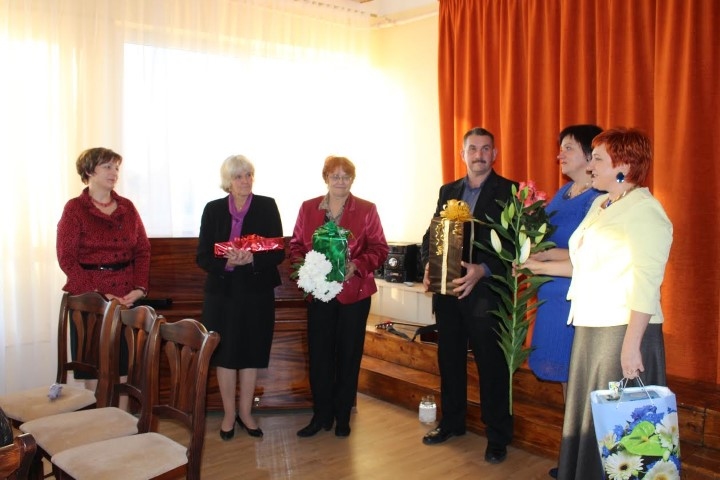 LIELS NOTIKUMS. Mazzalves pagasta pārvaldes vadītāju Zeltīti Odiņu (no kreisās) svētkos sveic citu Neretas novada pagastu pārvalžu pārstāvji.                                                                                                      
Autors: Agnese Rutka