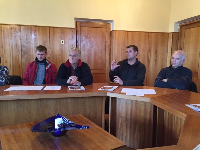 PRIEKŠLIKUMS BEZMAKSAS GRANTS IEGŪŠANAI. “Vajag atrast vislabāko ceļu, kura pamatnes materiālu varētu izmantot citu ceļu labošanai. Bet tā vietā par Eiropas naudu uzbūvēt jaunu ceļu,” ierosina Haralds Ludboržs (otrais no labās). Līdzās — kooperatīvās sabiedrības “Aizkraukle A” pārstāvji Oskars Zviedris (pirmais no kreisās) un Jensens Flemmings, zemnieku saimiecības “Sirmēni” pārstāvis Andris Silaraups.                       
Autors: Leons Līdums