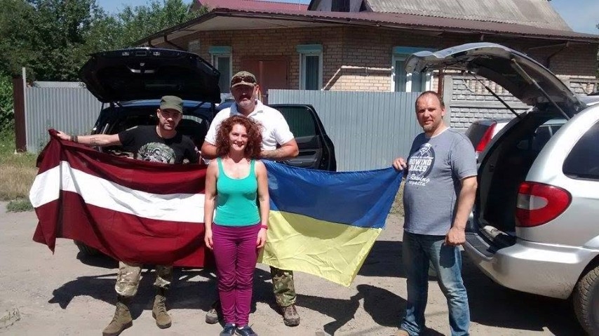 Biedrības “SOS palīdzība Ukrainai” aktīvisti. Vidū — juriste un viena no biedrības izveides iniciatorēm Ieva Brante.