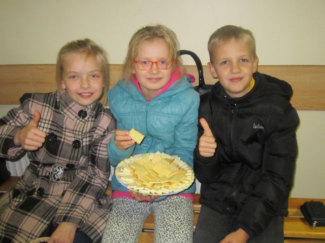 ĻOTI GARDS! Tā  Mālpilī ražoto sieru vērtē Aizkraukles pilsētas sākumskolas 3.b klases audzēkņi Krista Lapiņa (no kreisās), Elīza Rancāne un Kristofers Ovsjaņņikovs.                                                
Autors: Ligita Veļčinska