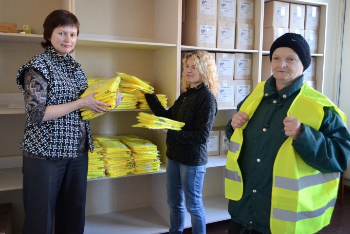 Drošākiem vakariem un agrajiem rītiem. Vienu no divsimt Aizkrauklei piešķirtajām vestēm Latvijas Sarkanā Krusta Aizkraukles komitejas izpilddirektore Natālija Ivanova (no kreisās) un šīs organizācijas Aizkraukles nodaļas vadītāja Ieva Petkeviča izsniedz Ainai Vītolai.

Autors: Imants Kaziļuns