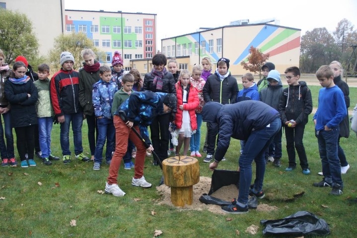 JĀGAIDA SAULAINAS DIENAS. Interesantais pulkstenis rosina skolas kolektīvu domāt par turpmāko dārza attīstību.                                                                                                                                                           
Autors: Elīna Kanča