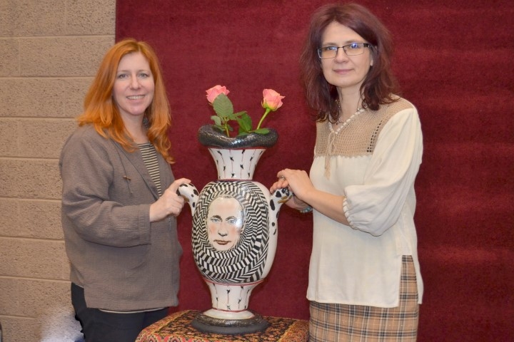 Ingunas Skujas (no labās) un Melisas Bradenas “neērto vāzi” nebūt ne vienprātīgi piekrita izlikt apskatei arī Uzņēmēju dienā Aiz­krauklē šī gada pavasarī.
Autors: Imants Kaziļuns