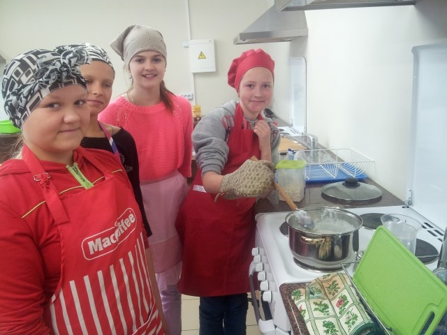 GARŠOS LABI! Aizkraukles pilsētas sākumskolas audzēknes mājturības stundā vāra putru, kuru šķīvjos dekorēs ar dažādām veselīgām ogām.                                                                           
Autors: no Aizkraukles pilsētas sākumskolas