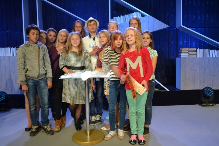 Latvijā gudrākais. Roberts Ozols (vidū) kopā ar atbalstītājiem. 

Autors: no Daudzeses pamatskolas