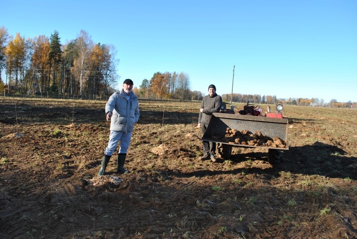 PAMATĪGS DĀRZS. Par paveikto gandarīti ir Leopoldo Klišāns (no kreisās) un Jānis Gorožnieks. 
Autors: Sandra Pumpure