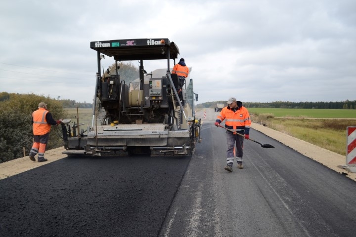 Bedru vietā atkal pamatīgs segums. SIA “Saldus ceļinieks” vīri ieklāj pirmos asfalta metrus Valles pusē.
Autors: Imants Kaziļuns