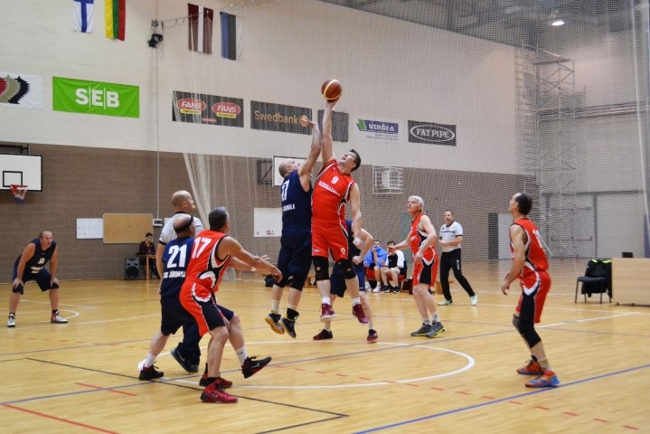 Cīņa no pirmās sekundes. Aizkraukles vienības spēlētājs Edgars Kukulis cīņā par bumbu bija pārāks par Jūrmalas basketbolistu. 
Autors: Ginta Grincēviča