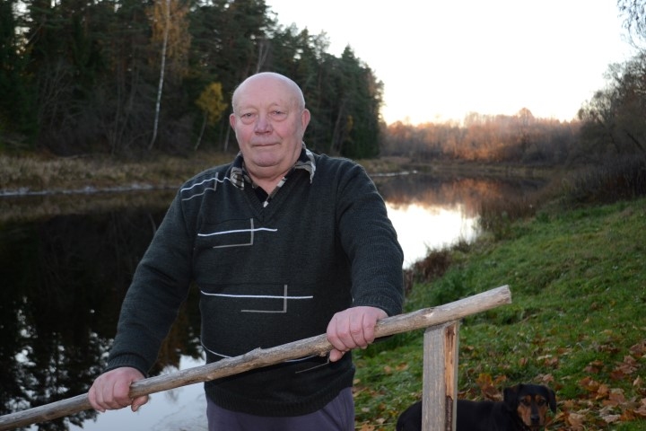 Kurmenes kolhoza “Komjaunietis” valdes priekšsēdētājs. Jubilārs Visvaldis Drezovs un rāmais Mēmeles plūdums gar viņa “Leju” mājām.
Autors: Imants Kaziļuns