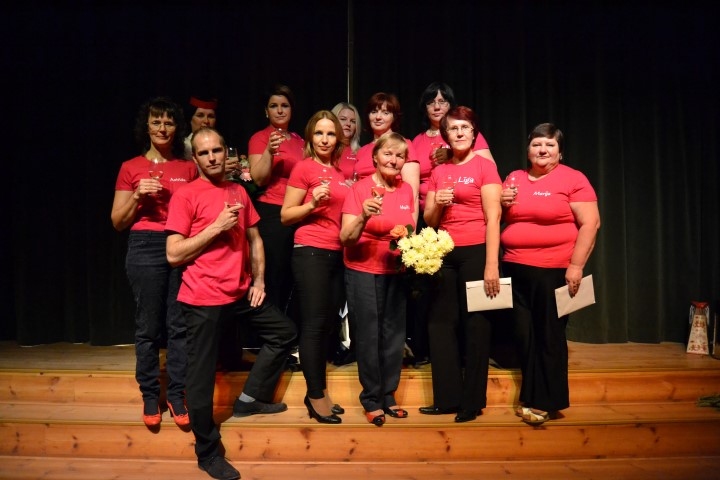 
VISI DŪDENĪŠI — Seces amatierteātra aktieri piecu gadu jubilejā. Svētkos aktieri tika pie krekliņiem ar jauno kolektīva nosaukumu.                                                                                                                                   
Autors: Aigars Zariņš