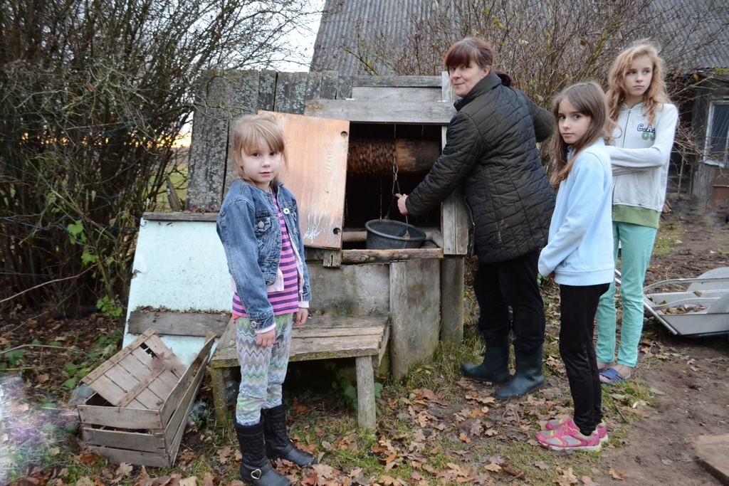 Krotovu ģimenes meitenes un viņu mamma Janīna četrus mēnešus dzīvo īpašos apstākļos. 
Autors: Imants Kaziļuns