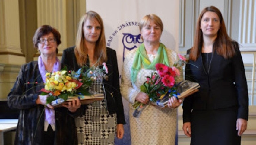 NOVĒRTĒ SASNIEGTO. Konkursa noslēguma svinīgajā pasākumā  Latvijas Izglītības un zinātnes darbinieku arodbiedrības priekšsēdētāja Inga Vanaga (no labās), Rita Zvirbule no Valles, Aizkraukles starpnovadu arodorganizācijas priekšsēdētāja Anta Zāģere un Biruta Irēna Osīte no Odzienas. 


Autors: no Latvijas Izglītības un zinātnes darbinieku arodbiedrības