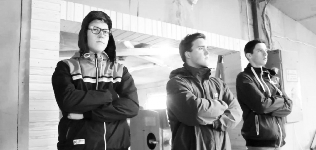 Kadrs no īsfilmas. Didzis Blūms (no kreisās), Mariss Balodis, Mikus Saldovers.  Klasesbiedrus filmē Olafs Osītis.                                                                            
Autors: ekrānbilde no video