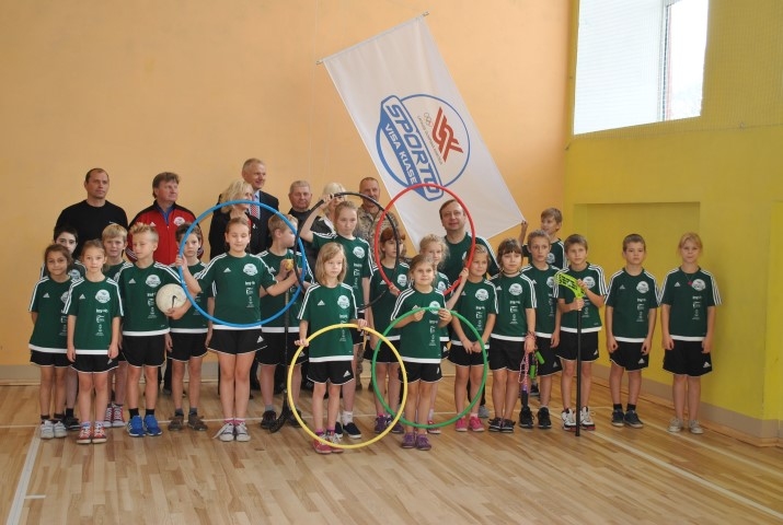 SPORTOSIM! Arī citus aicina Pļaviņu novada ģimnāzijas 3.b klases skolēni. 
Autors: Sandra Pumpure