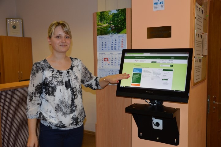 KLIKŠĶA ATTĀLUMĀ. Kā saņemt nepieciešamos valsts iestāžu pakalpojumus Pļaviņu novada domē, skaidro sekretāre Kristīne Laizāne. 
Autors: Sandra Pumpure