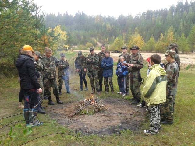 JAUNSARGI mācību pārgājienā uzklausa instruktora Imanta Kravaļa norādījumus. 	
Autors: no jaunsargu arhīva 