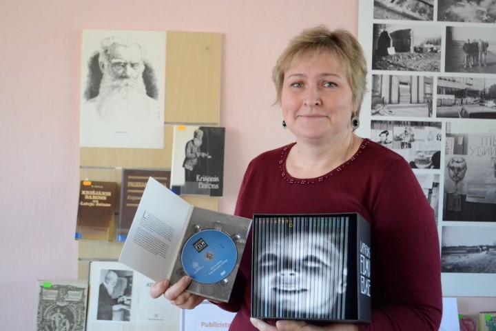 Latviešu filmu krājums. Ingūna Kļaviņa, Valles pagasta bibliotēkas vadītāja, apmeklētājiem piedāvā izklaidi garajiem gada nogales vakariem.
Autors: Imants Kaziļuns