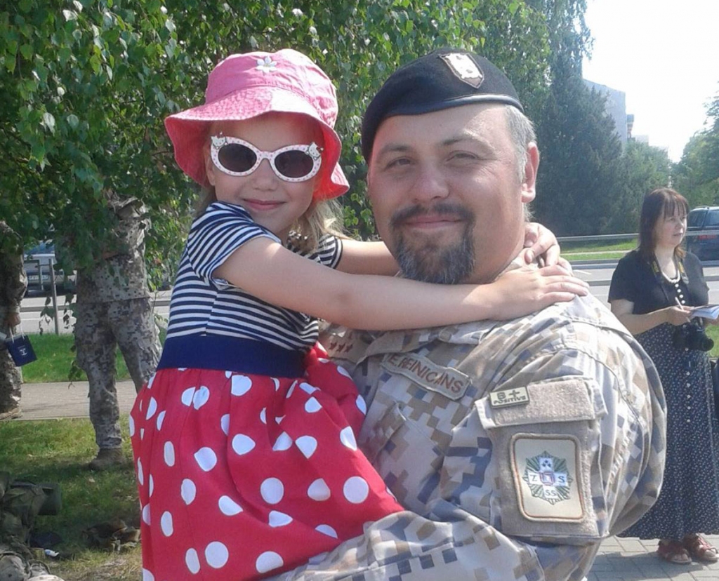 KARAVĪRS Edgars Reinicāns ir tikai dienestā. Kopā ar meitu Līnu.
Autors: no personīgā arhīva