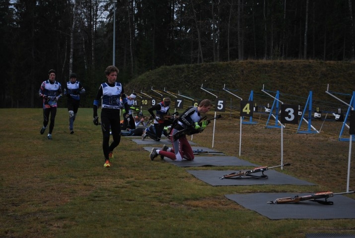 SKRIEN UN ŠAUJ. Šautuvē B grupas zēni. 
Autors: Sandra Pumpure