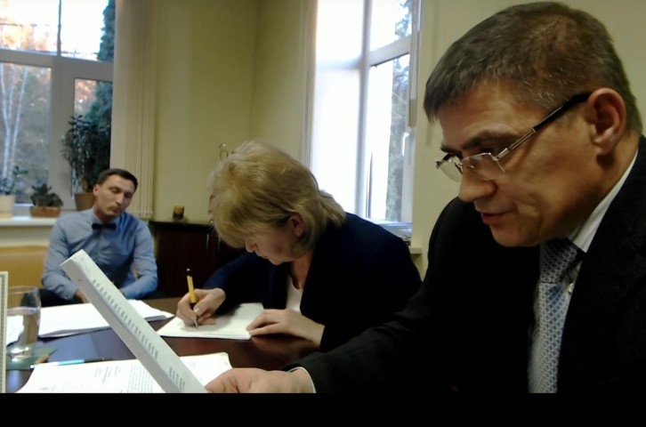 Skrīveru novada domes prieKšsēdētājs Andris Zālītis nolasīja deputātiem iesniegumu par atlīdzību saistībā ar nodarīto morālo kaitējumu.
Autors: Ekrānbilde no domes sēdes videoieraksta