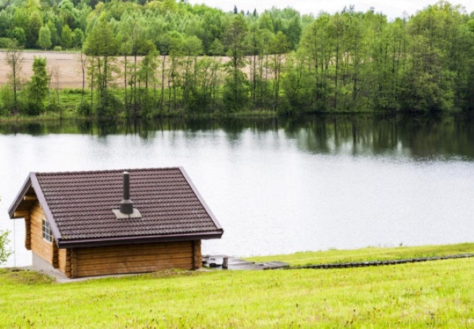 Brīvdienu māja. Arī Neretā par 98 000 eiro pārdod brīvdienu viesu māju ar divām ēkām, pirti un dzīvojamo māju. Ēkas ir ideālā kārtībā, praktiski nelietotas.
Autors: Ekrānbilde no ss.lv