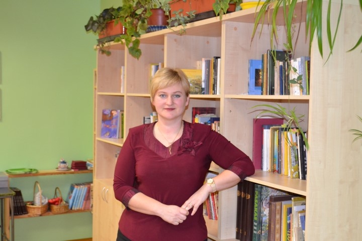 Skolotāja Santa Krasovska par sevi saka: “Man pašai ļoti patīk atziņa, ka skolotājs ir kā logs, caur kuru skolēns ierauga pasauli. Un ļoti vēlams, lai šis stikls būtu tīrs un caurspīdīgs.”
Autors: Inga Patmalniece