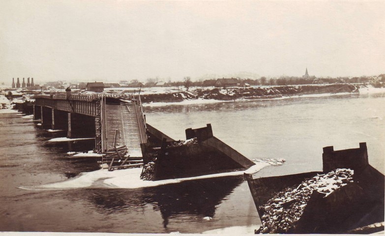 SAGRAUTAIS TILTS Pļaviņās pie Ūļmuižas (pret bijušo “Retrobāru”). Pirmā pasaules kara laikā pie Pļaviņām pār Daugavu bija četri tilti — trīs pontona un viens uz pāļiem.  Tilti atradās  augšpus Aiviekstes grīvas pie Peningām, apmēram tur, kur tagad ir augstsprieguma līnija pāri Daugavai, lejpus Grūbes krācēm, pret “Retrobāru” un lejpus Bebrulejas, kur tagad sākas dolomīta atsiju kalni. 
Autors: no Pētera Gailīša kolekcijas