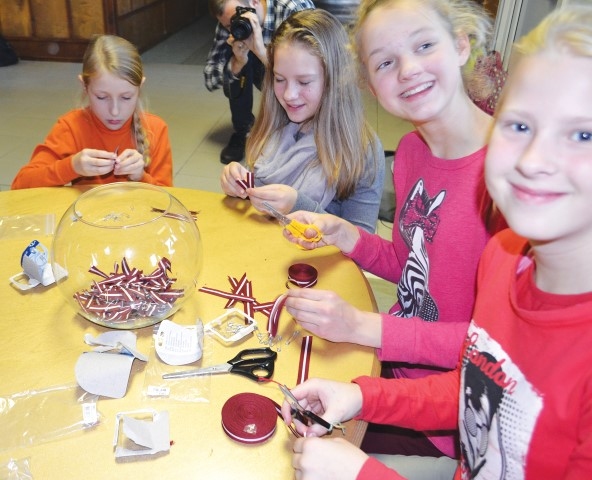 Mazie censoņi. Vairākus metrus garo sarkanbaltsarkano lenti sagrieza 8 cm garās lentītēs, kuras salocīja, lai dalītu Skrīveru iedzīvotājiem.
Autors: Inga Patmalniece