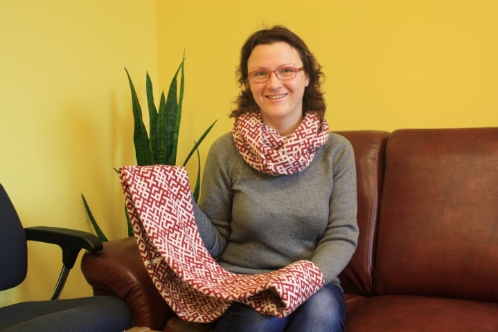 INESE ŠKUTĀNE stāsta, ka šalli ar Lielvārdes jostas rakstiem cilvēki labprāt nēsā, sagaidot Latvijas dzimšanas dienu. 