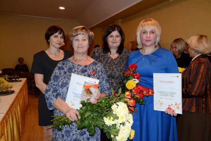 Bankas pateicība skolotājām. “Swedbank” Aizkraukles filiāles darbiniece Ilona Korņetova (no kreisās), Valentīna Supe, “Swedbank” klientu apkalpošanas vadītāja Aizkrauklē Oksana Zariņa un Tatjana Sila.
Autors: Imants Kaziļuns