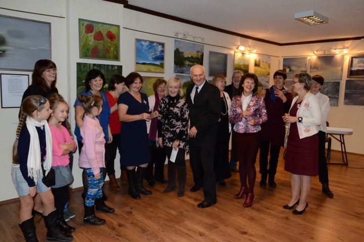 Kopā ar novadniekiem — draugiem un palīgiem. Ludvigu Bērziņu sveikt nozīmīgajā dienā ieradās vairāku kaimiņu novadu pārstāvji.
Autors: Imants Kaziļuns