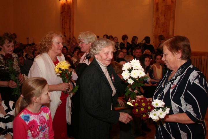 Daudz sveicēju. Jaunjelgavas iedzīvotāja Viktorija Undzena (no kreisās) saņēma Jaunjelgavas novada domes Atzinības rakstu. 
Autors: Edvīns Boķis