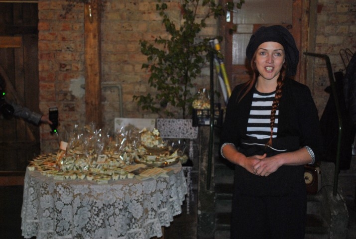 Novērtēti. Lauku tūrisma asociācija “Lauku ceļotājs” piešķīrusi Skrīveru pārtikas kombinātam prestižo lauku tūrisma kultūras zīmi — “Latviskais mantojums”. Uzņēmuma īpašniece Baiba Lūse ir gandarīta.
Autors: no “Staburaga” arhīva