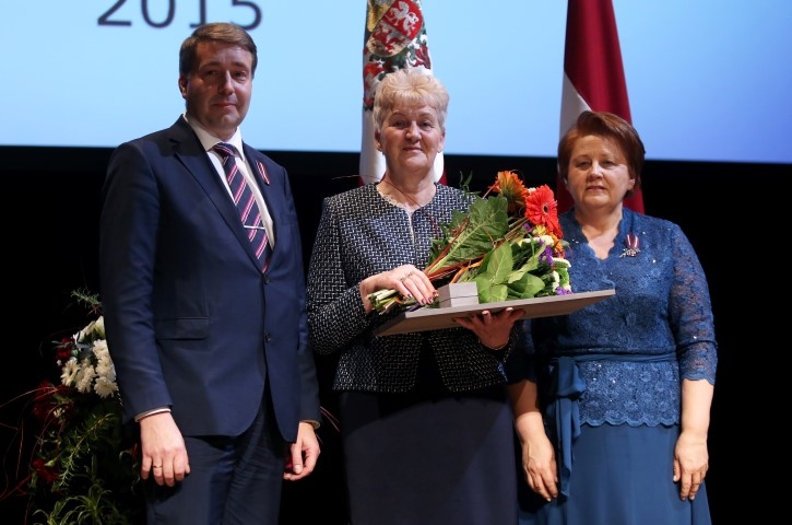 Par 20 darba gadiem sociālajā jomā. Ministru kabineta balvas pasniegšanas ceremonijā — labklājības ministrs Uldis Augulis, Mārīte Grigāne un Ministru prezidente Laimdota Straujuma.
Autors: Evija Trifanova (LETA)