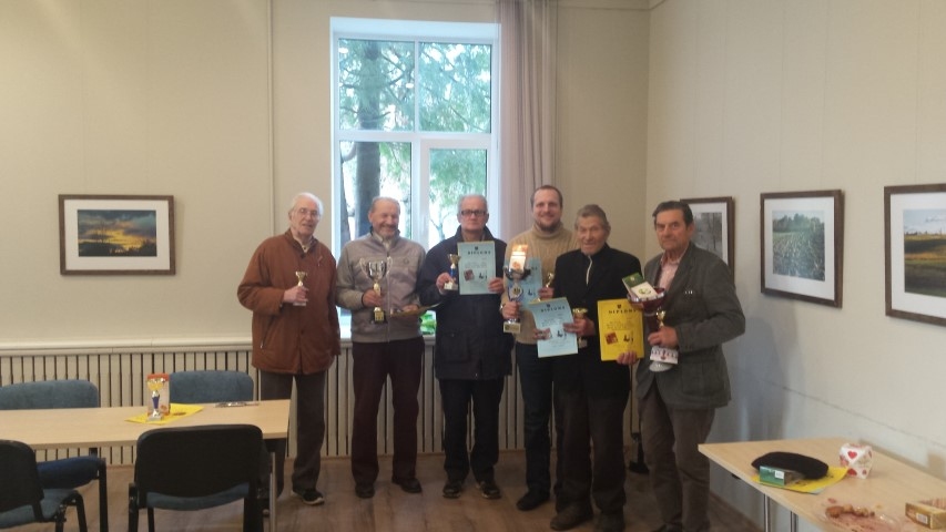 Skrīveru novada domes ceļojošo kausu izcīņas šīgada noslēdzošā posma godalgoto vietu ieguvēji Ilmārs Kalnietis (no kreisās), Jānis Zemžāns, Jānis Mesters, Vairis Kurpnieks, Jānis Zvirbulis un Imants Lūsis.
Autors: Anda Krauze