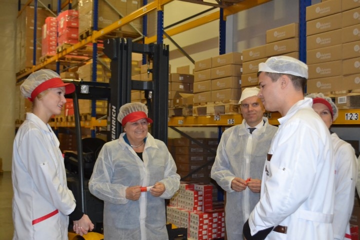 “Skrīveru saldumu” īpašnieka Normunda Audziša meita Sintija (no kreisās), kuras rokās jau drīzumā tiks nodota uzņēmuma vadība, iepazīstināja premjerministri Laimdotu Straujumu un sabraukušos uzņēmējus ar saldumu ražošanas procesu uzņēmumā.
Autors: Guna Skaistkalne