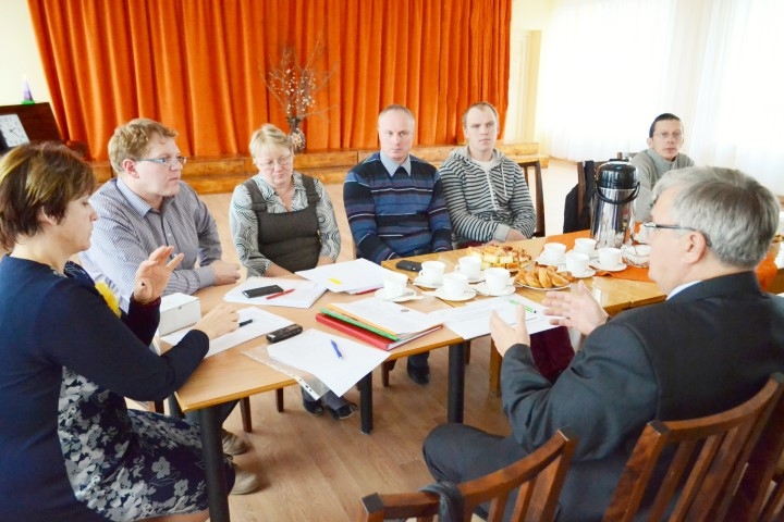 Katram savs ceļš tuvāks. Ar pagasta un novada vadību diskutē Mazzalves puses uzņēmēji.
Autors: Imants Kaziļuns