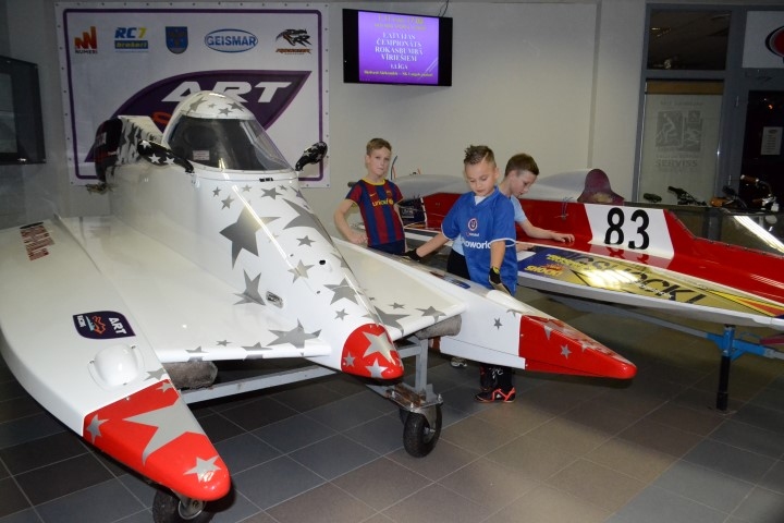 Neierastā vidē. Sacensību laivas uz brīdi piestājušas Aizkraukles sporta hallē.
Autors: Imants Kaziļuns