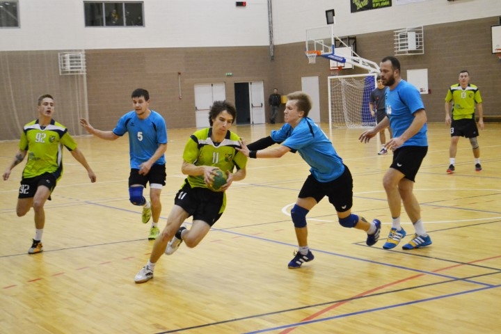 Tik uz priekšu! Rokasbumbas komandas “Skrīveri/Aizkraukle” spēlētājs Artūrs Beļūns (ar bumbu) ceļā uz pretinieku vārtiem. 