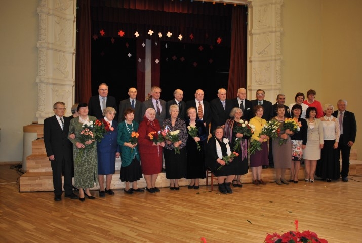 BAGĀTS NOVADS. Zelta un smaragda kāzu gaviļnieki kopā ar Pļaviņu novada domes pārstāvjiem. 
Autors: Sandra Pumpure