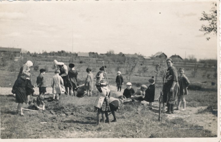 Pļaviņu pamatskolas pirmsskolas sagatavošanas klase 1937. gadā, talkojot Pirmajā Pasaules karā kritušo kapos. Priekšplānā — skolotāja, ģimnāzijas dibinātāja Marija Brimmerberga.
Autors: no Jāņa Ivara Padedža arhīva