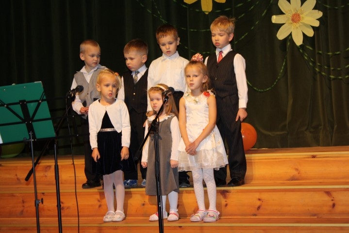 “VASARIŅU” svētkos sveic tagadējie audzēkņi. 
Autors: Ance Liepa