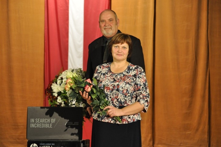 Balvu pateicībā par ieguldīto darbu, veidojot grāmatu “Skrīveru stāsti”, tās autorei Dainai Vancānei-Viļumai pasniedza Pēteris Jansons.
Autors: Arvis Upītis