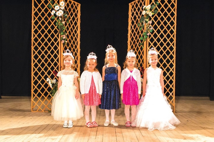 Princeses titula ieguvējas Sofija Romanovska (no kreisās), Dženija Krūmiņa, Elizabete Kalniņa, Alise Krūmiņa un Megija Lazdiņa. 
Autors: Ingus Pugačovs