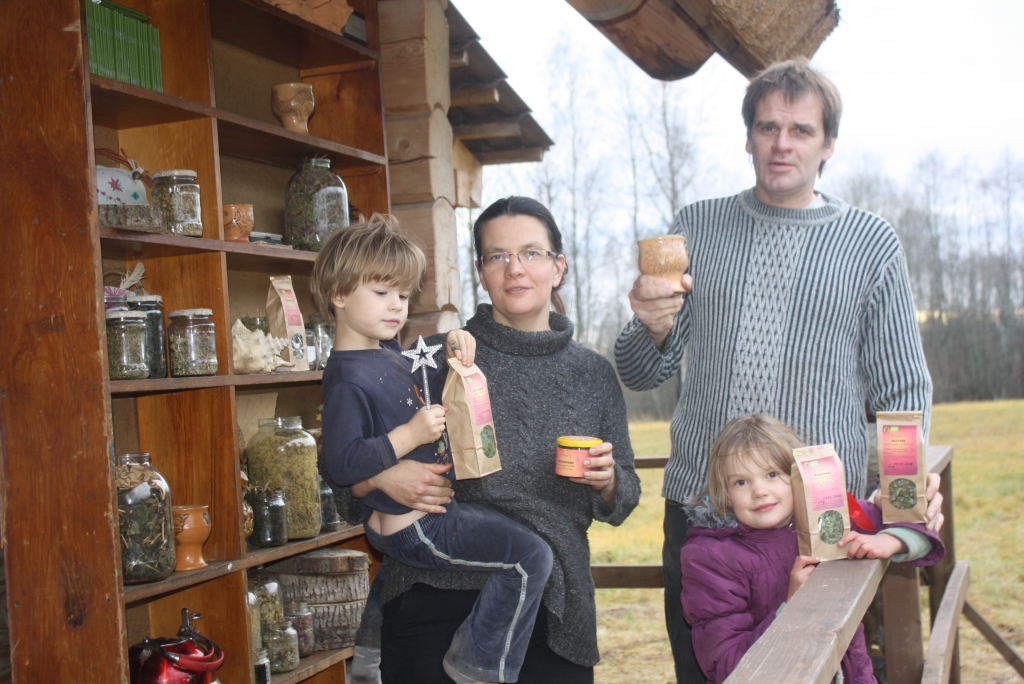 “ESAM RAŽOŠANAS SĀKUMPOSMĀ,” par savu darbošanos saka Andra Simanova un Ingus Zālītis. Pie ekociemata amatu mājas kopā ar bērniem Arvi un Dārtu. 
Autors: Ance Liepa