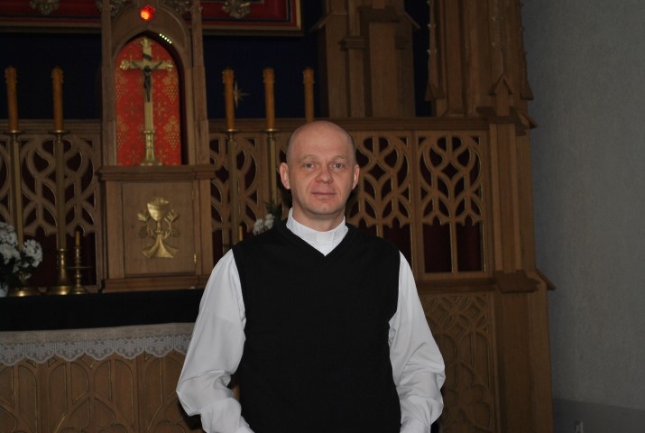 Priesteris Pēteris Alusiks teic, ka savs ceļš uz ticību esot katram. Viņa ceļš bijis viegls — audzis dziļi ticīgā ģimenē.
Autors: Inga Patmalniece