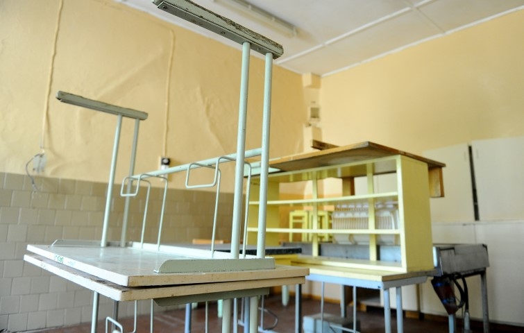 Stundas nenotiek. Skolotāji ir skolā, bet stundas nevada. Tie skolēni, kuri atnāca uz skolu, tiek pieskatīti. 
Autors: no LETA