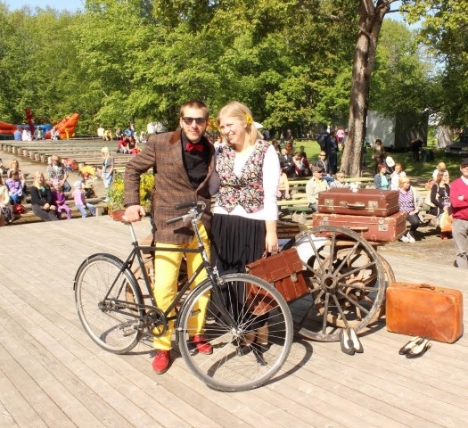 IECIENĪTS KOKNESĒ ir Tvīda brauciens, kurā piedalījusies arī Juta ar vīru Edgaru. Nākamajā vasarā īpaša dizaina velosipēdus viņi piedāvās nomāt. 
Autors: Juta Miglāne