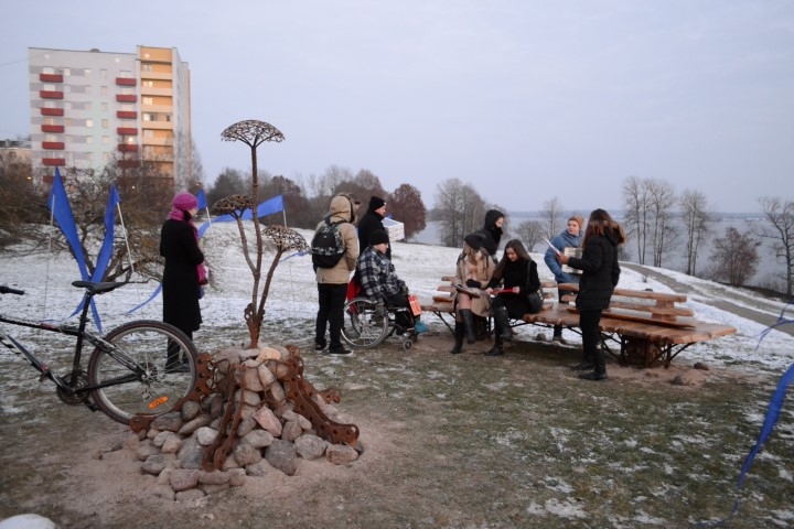 Kas kaitēja nedzīvot Daugaviņas maliņā! Jauno vides objektu ar dziesmām atklāja biedrības “Galaktika” jaunieši.
Autors: Imants Kaziļuns