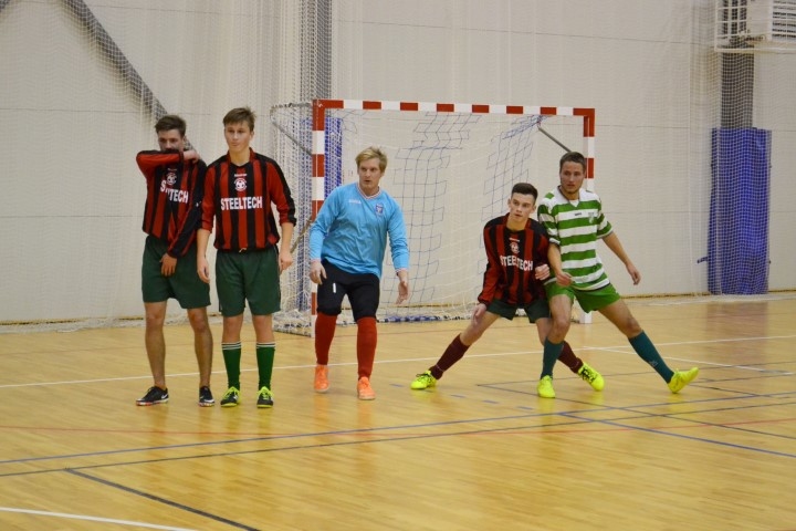 Turējās, cik spēka. Gados jaunākie vienības “FC Aizkraukle” spēlētāji pirmajā puslaikā sagādāja Pļaviņu spēlētājiem raižpilnus mirkļus, tomēr spēles otrajā pusē sākās īstā cīņa, kurā pārāki bija Pļaviņu futbolisti.
Autors: Ginta Grincēviča